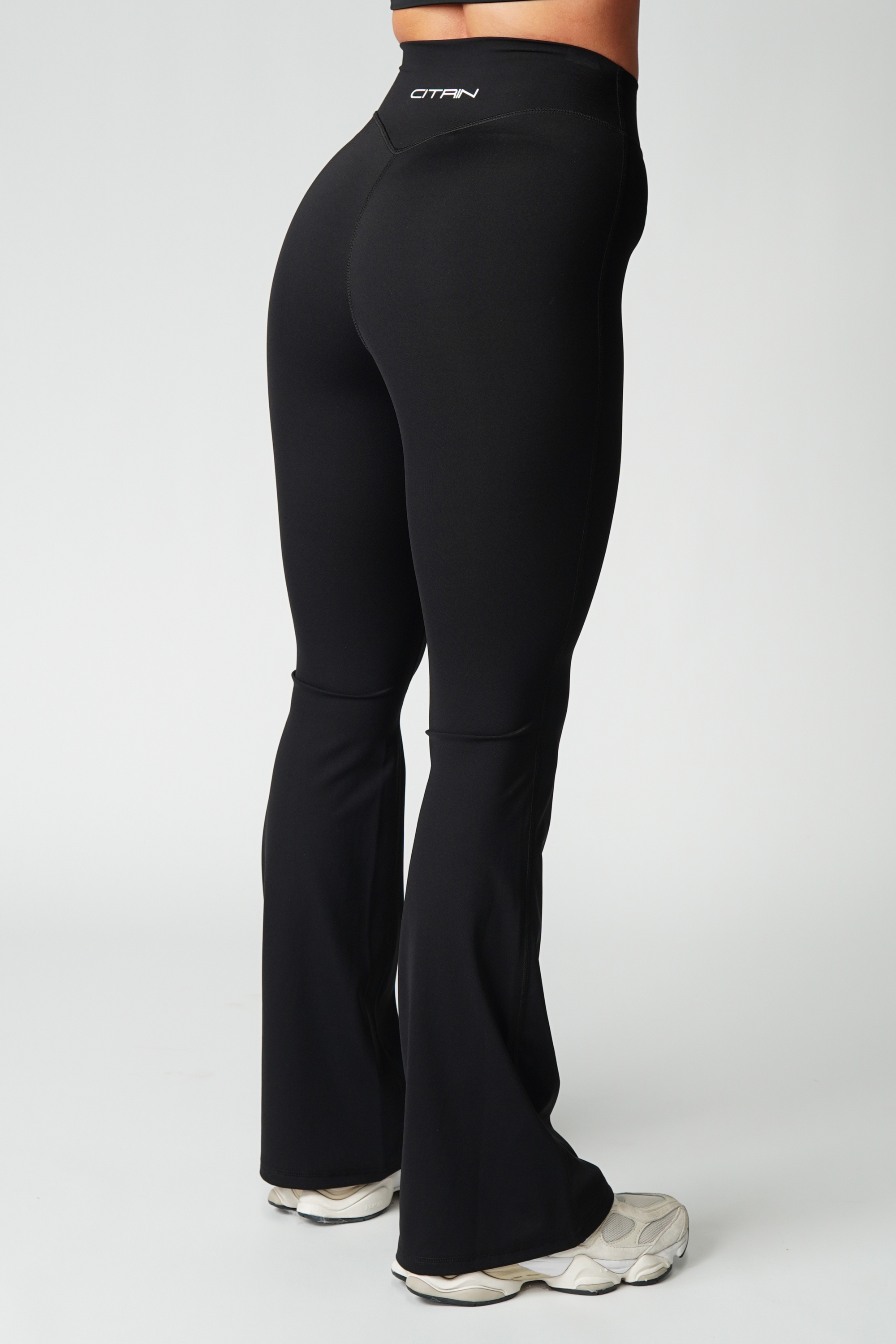 ESSENCE FLARE LEGGINGS - BLACK