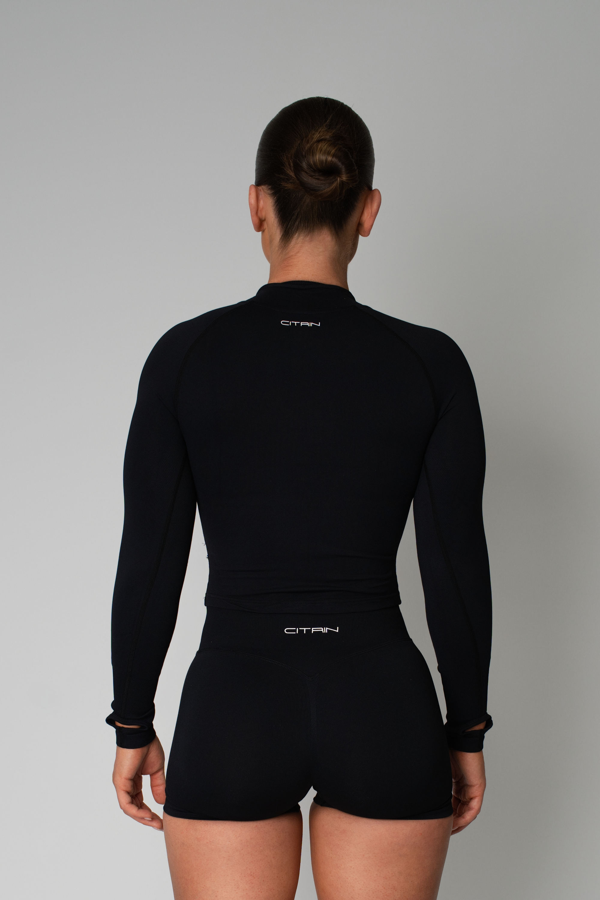 TRUE SHAPE FITTED LONG SLEEVE ZIP - BLACK