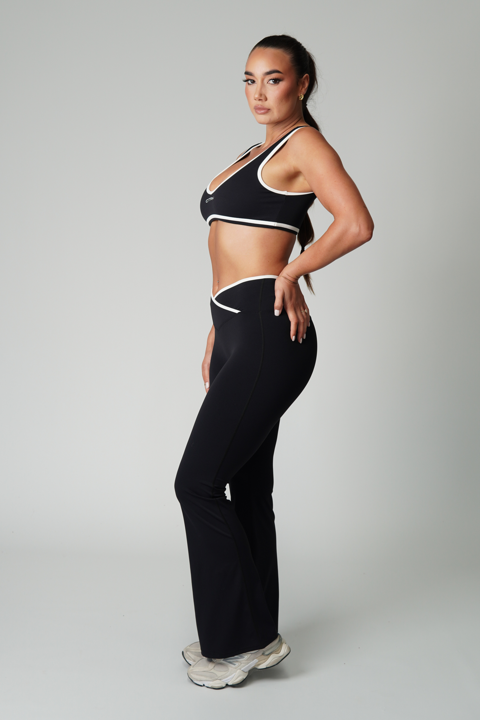 CROSSOVER FLARE LEGGINGS TWO TONE - BLACK
