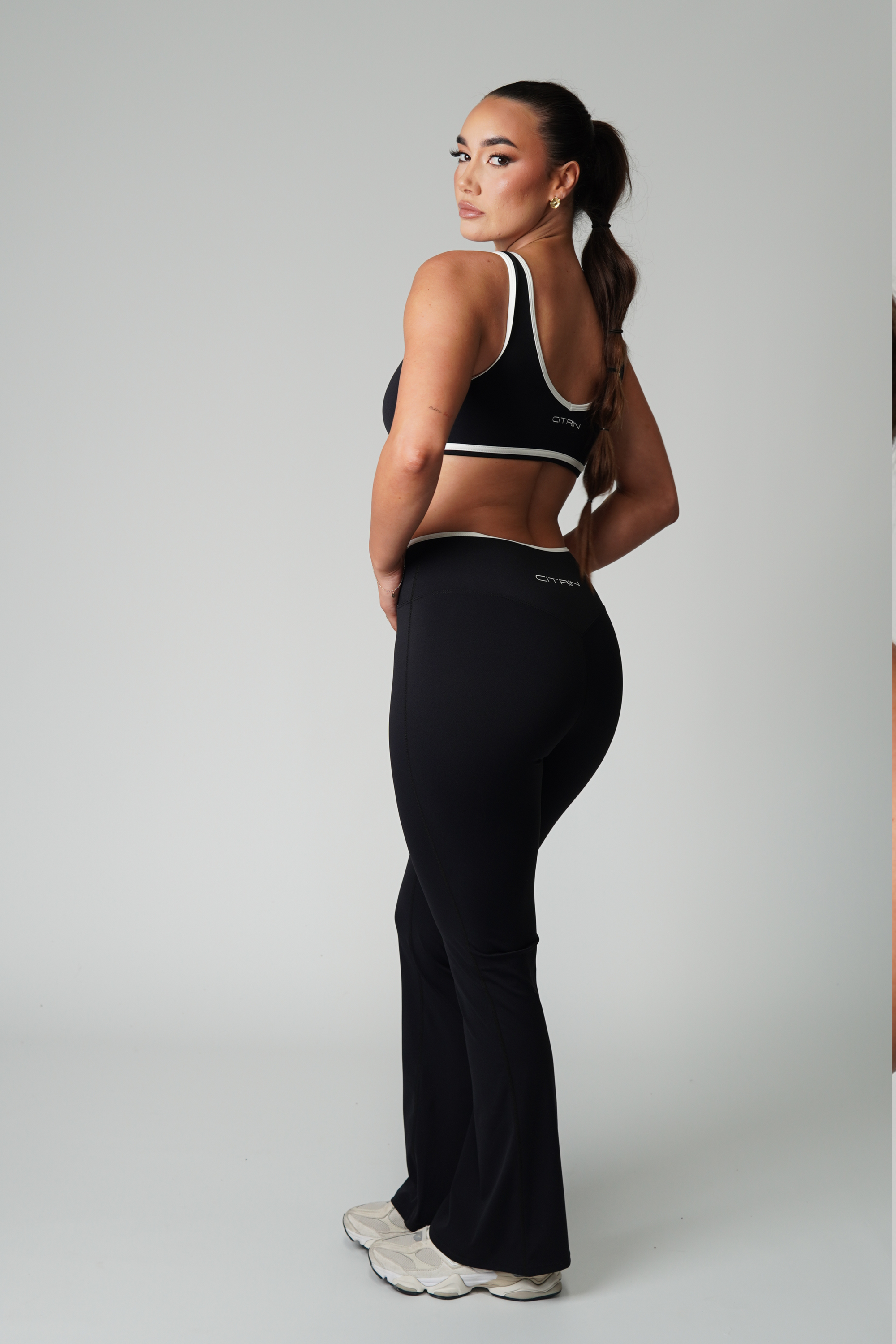 FRONT SCOOP CROP TWO TONE - BLACK