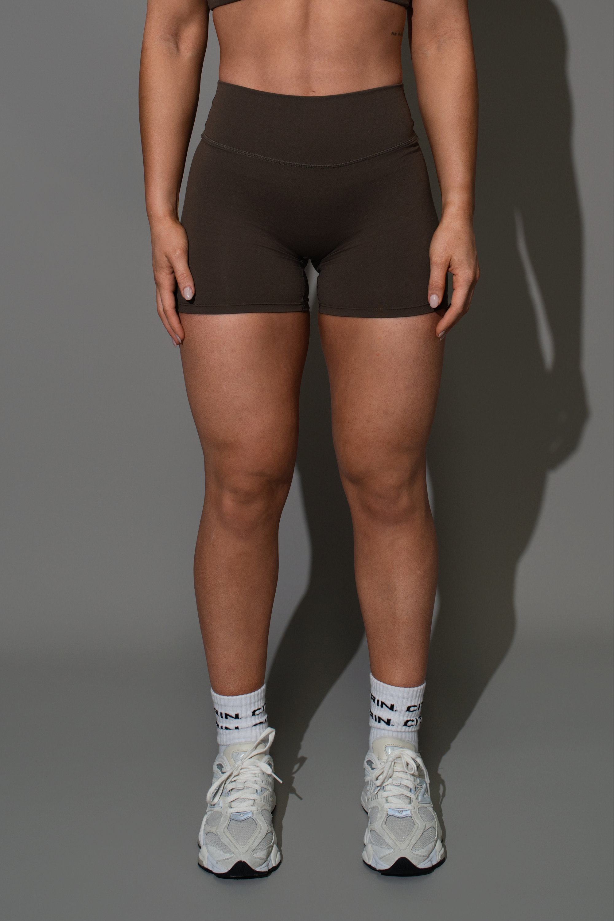 BASIC. SS NON-SCRUNCH SHORT - CACAO