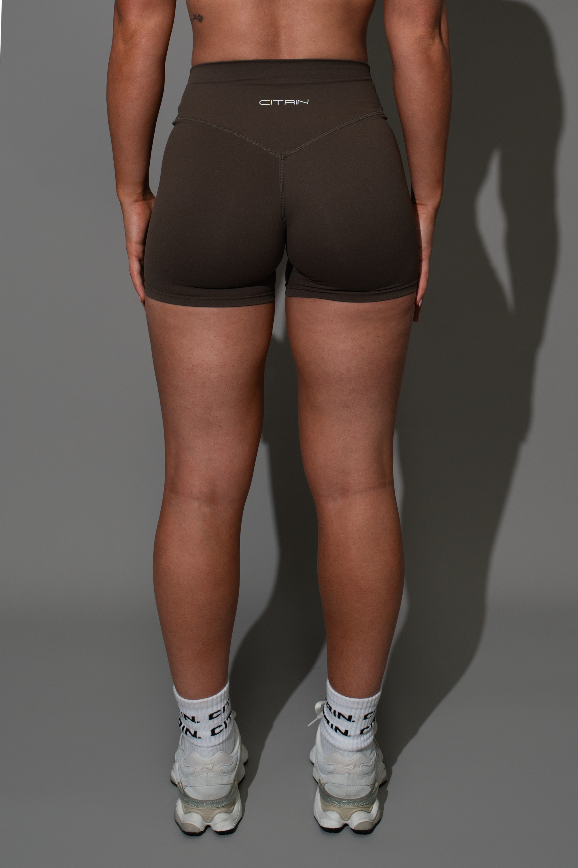 BASIC. SS NON-SCRUNCH SHORT - CACAO