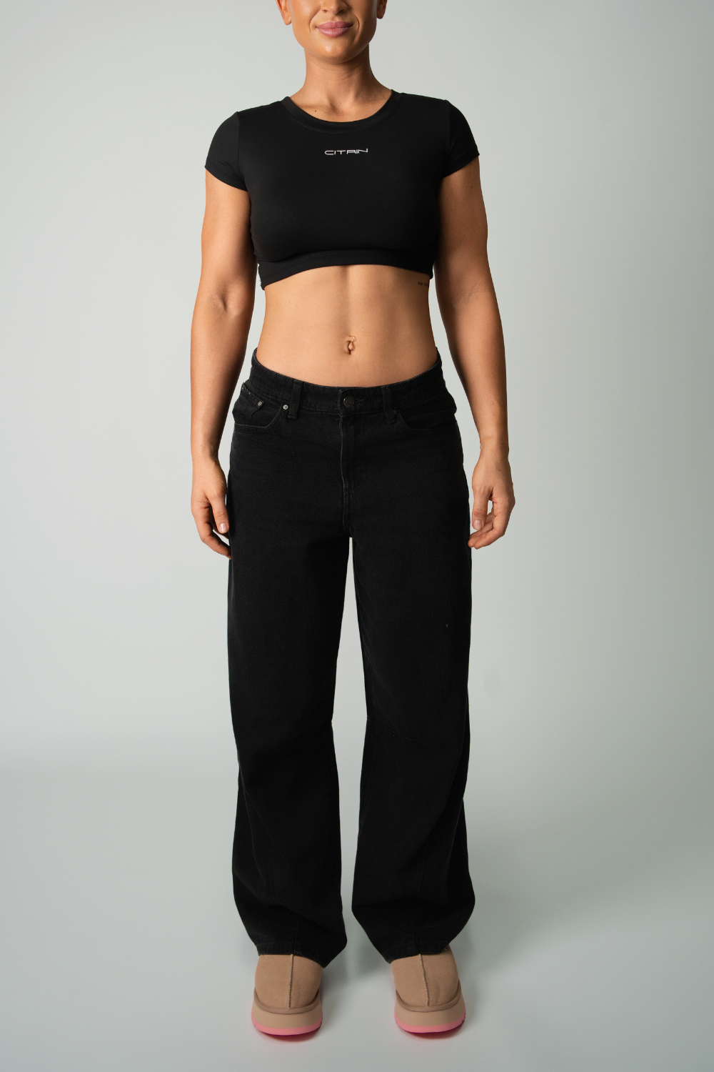 EVERYDAY ESSENTIALS CROPPED T-SHIRT - BLACK