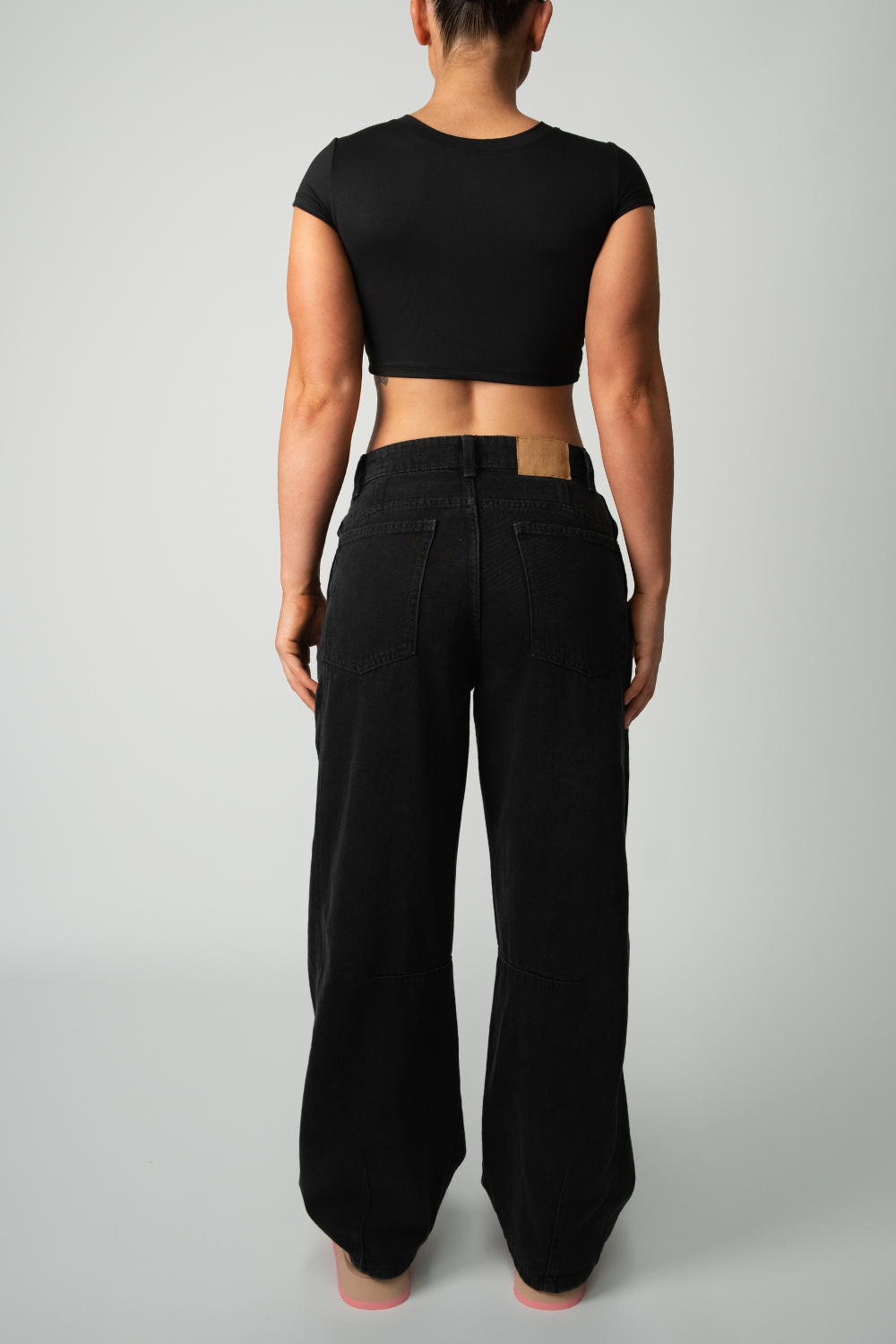 EVERYDAY ESSENTIALS CROPPED T-SHIRT - BLACK