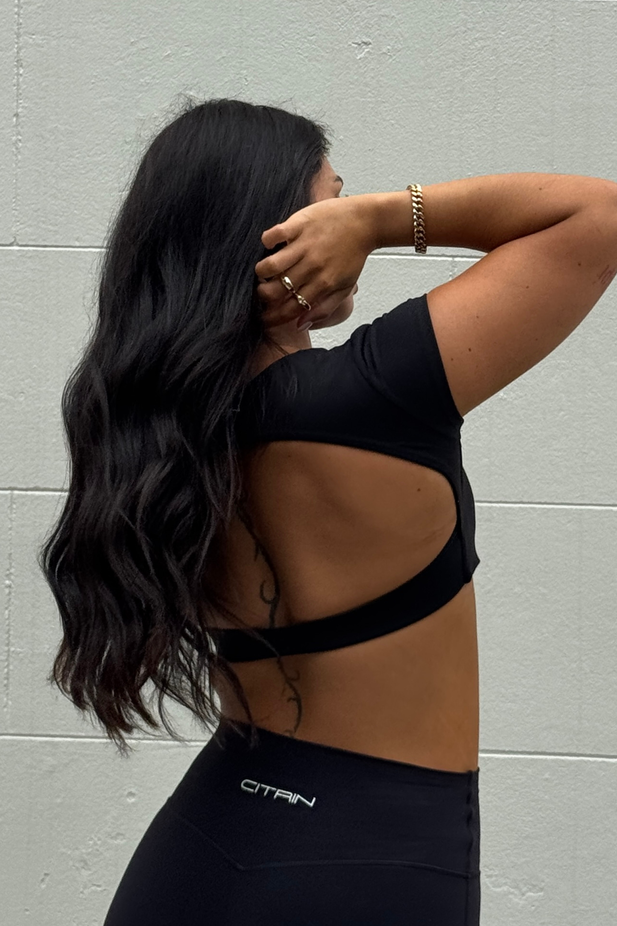 EVERYDAY ESSENTIALS BACKLESS CROP - BLACK