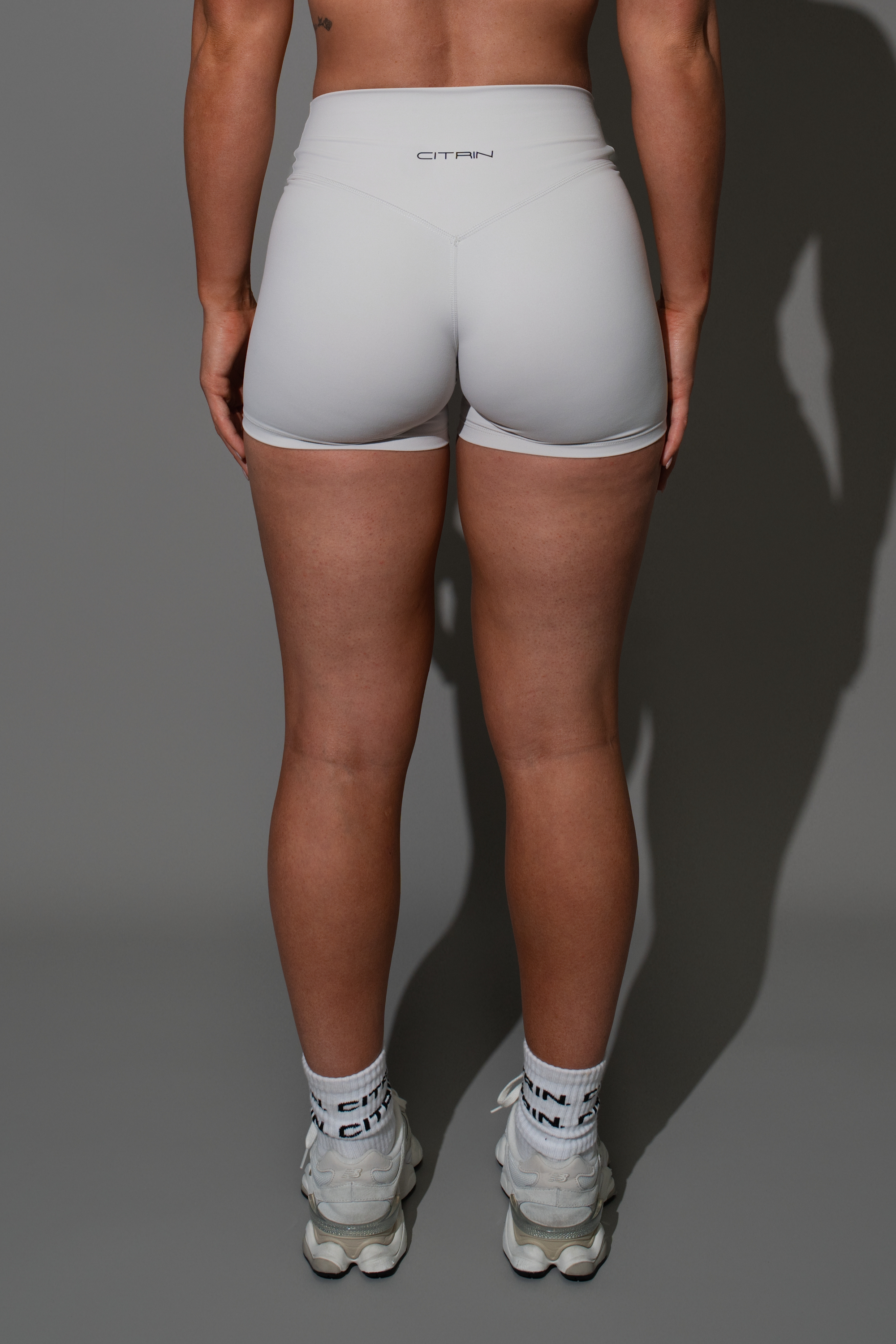 BASIC. SS NON-SCRUNCH SHORT - OFF WHITE