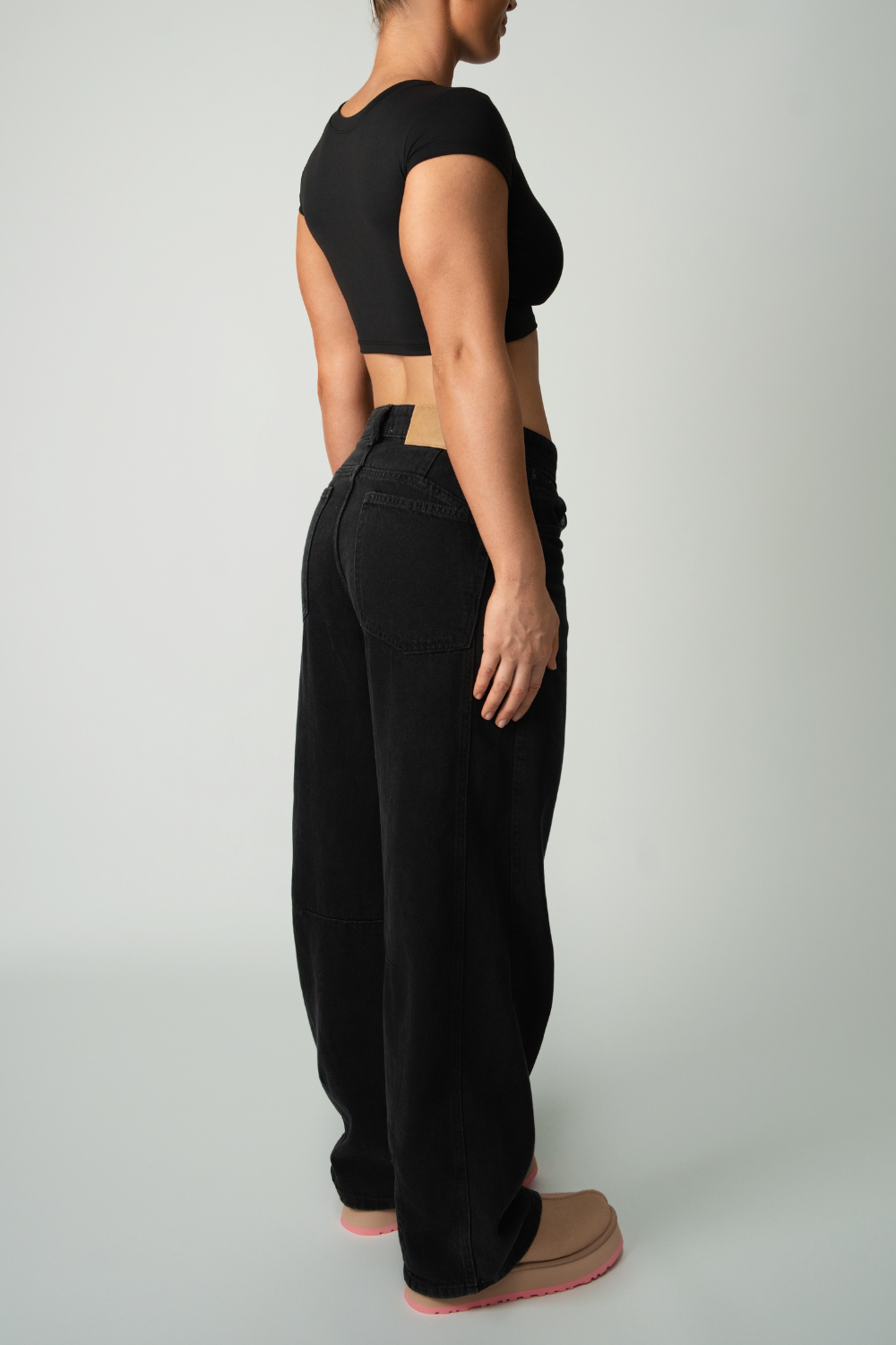 EVERYDAY ESSENTIALS CROPPED T-SHIRT - BLACK