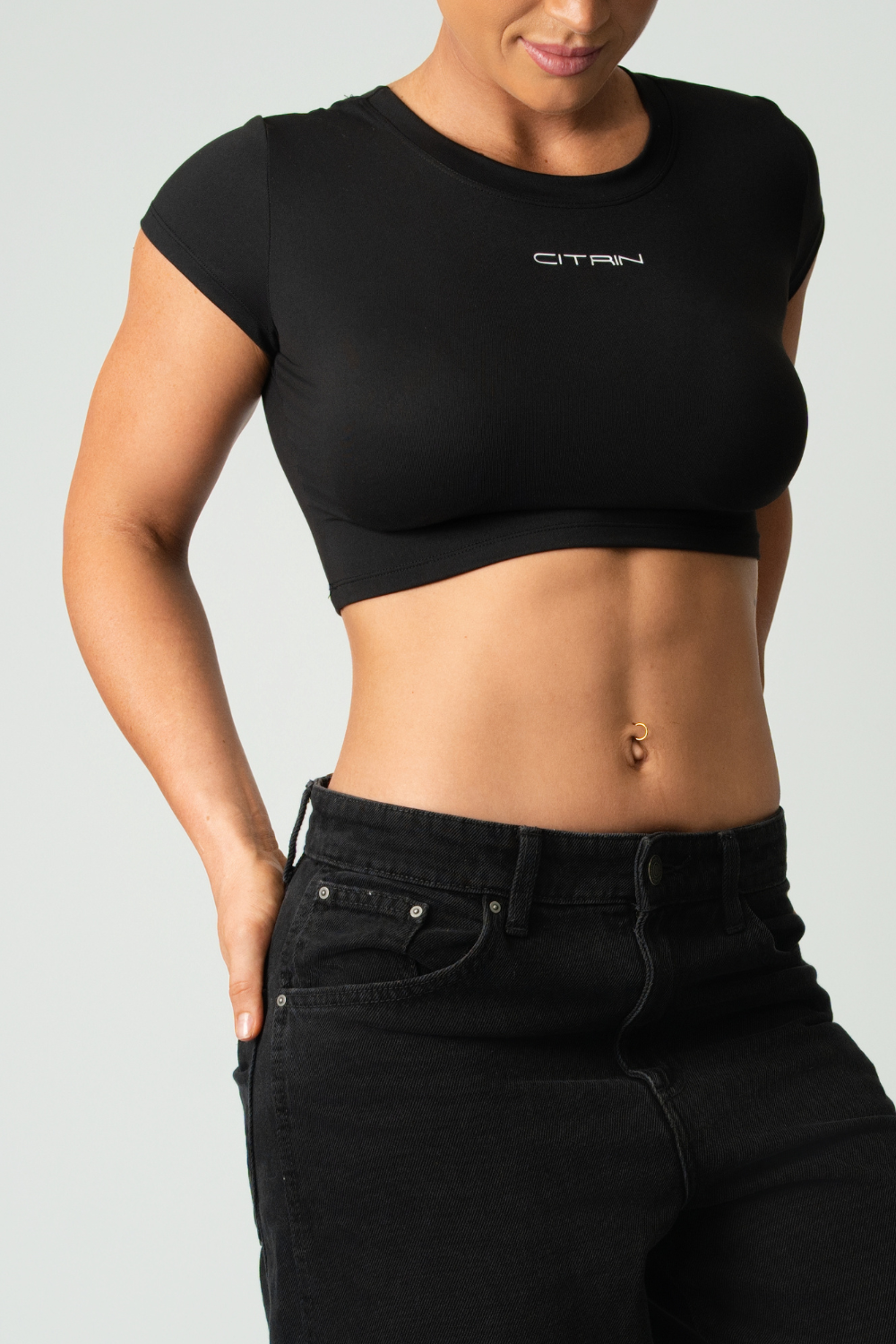 EVERYDAY ESSENTIALS CROPPED T-SHIRT - BLACK