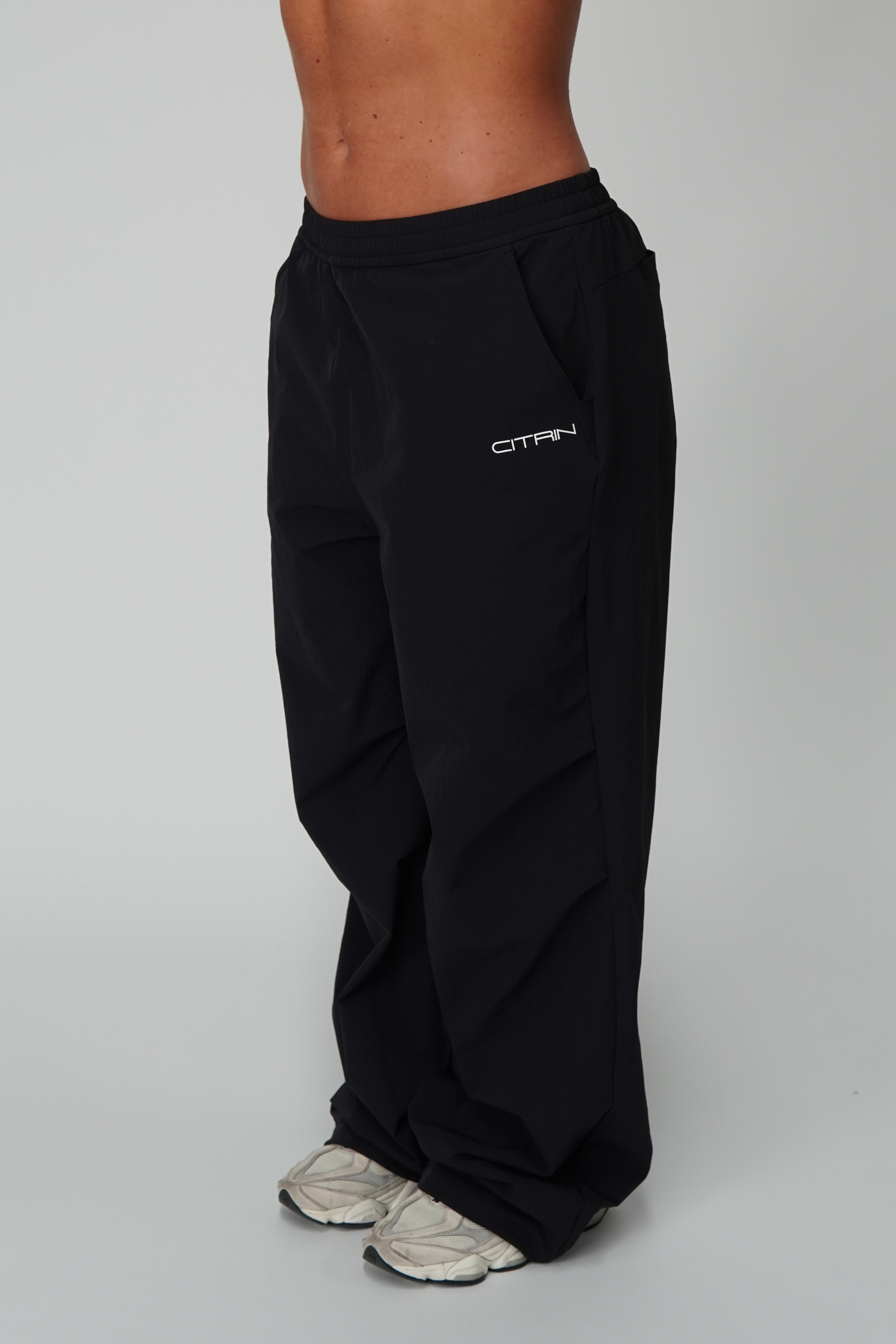 PARACHUTE PANTS EVERYDAY ESSENTIALS - BLACK