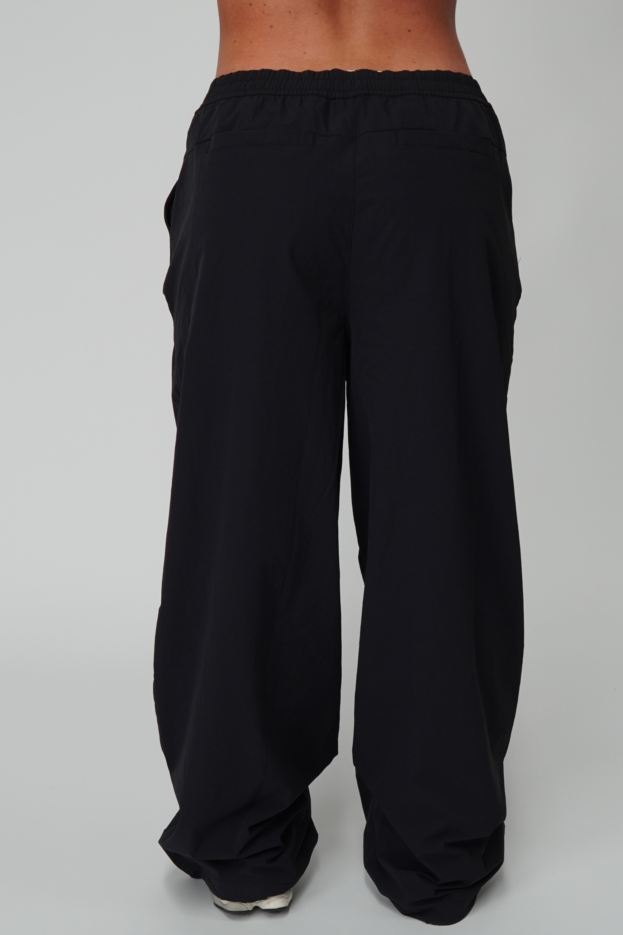 PARACHUTE PANTS EVERYDAY ESSENTIALS - BLACK