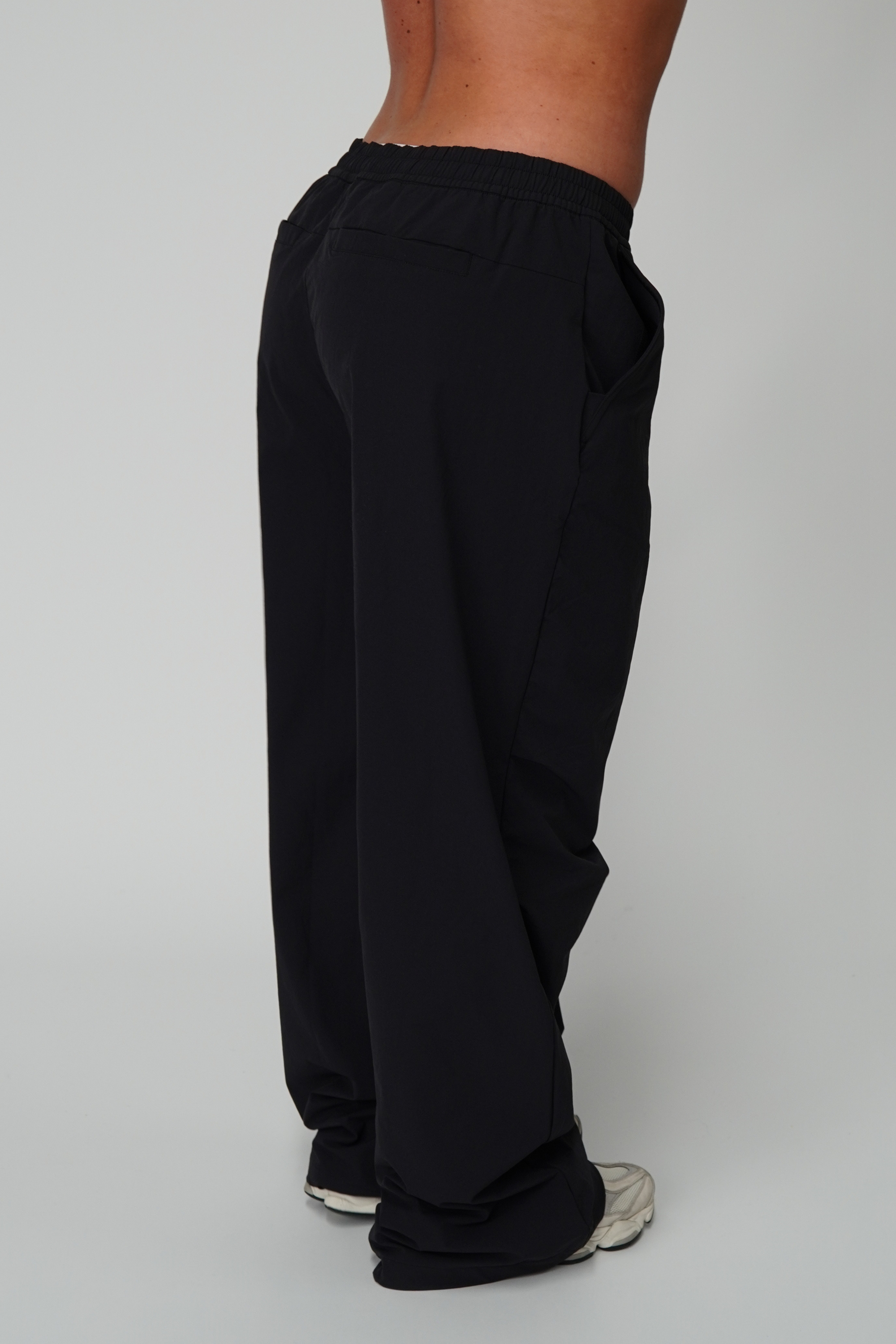PARACHUTE PANTS EVERYDAY ESSENTIALS - BLACK