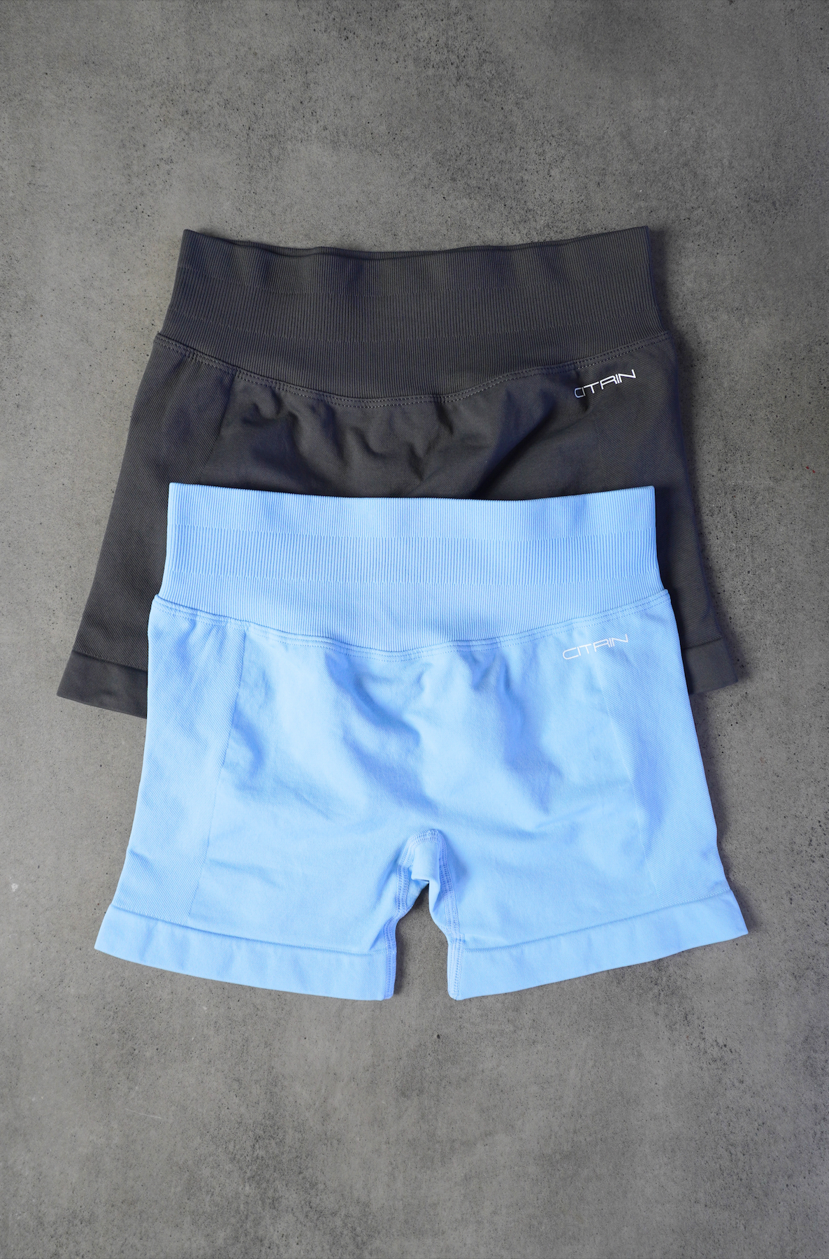 TRUE SHAPE 4.5" SHORT DUO - DARK GREY/BABY BLUE