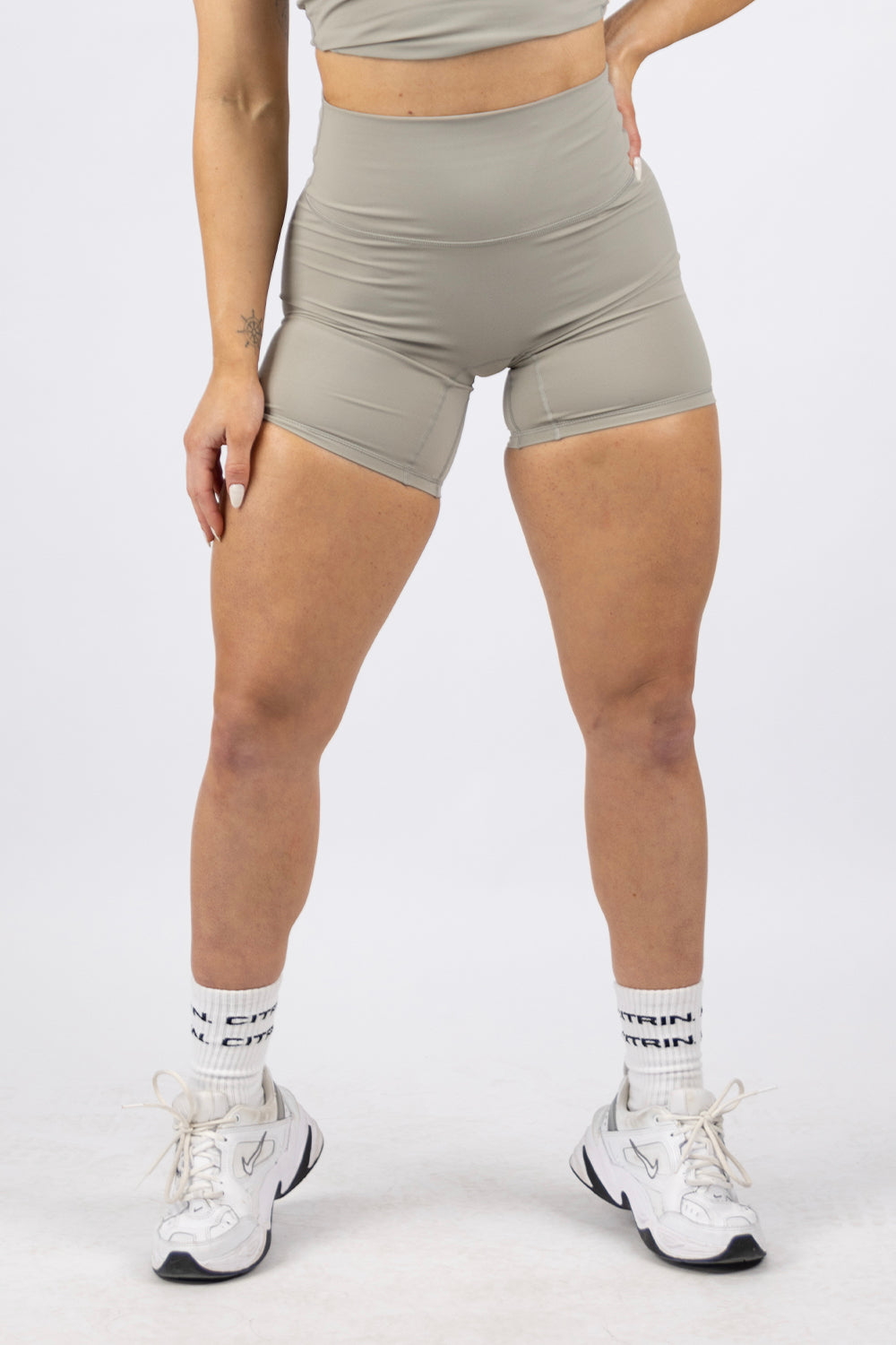 ELEVATE MIDI SHORT - TAUPE