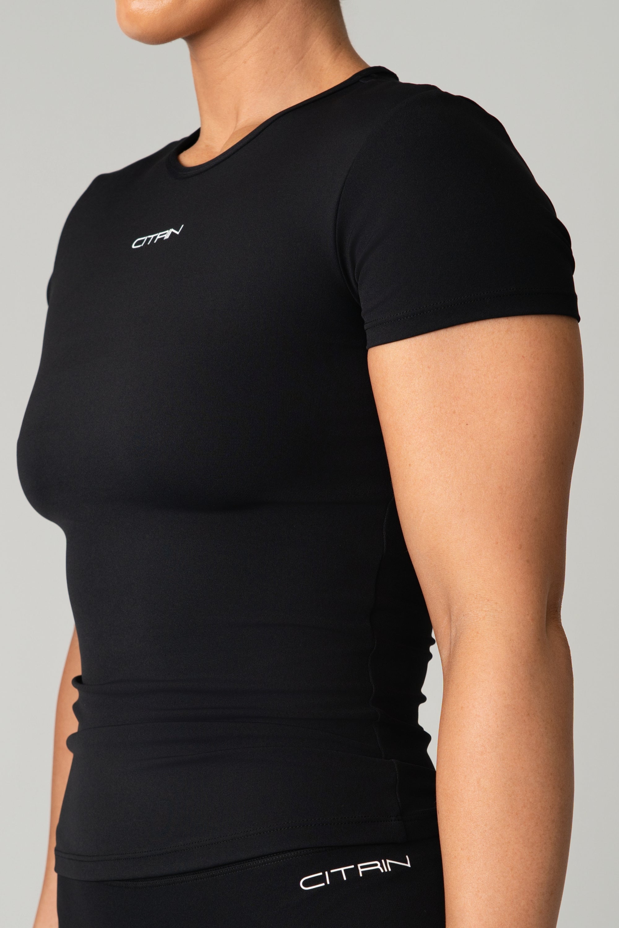 AURA FULL LENGTH FITTED T-SHIRT - BLACK