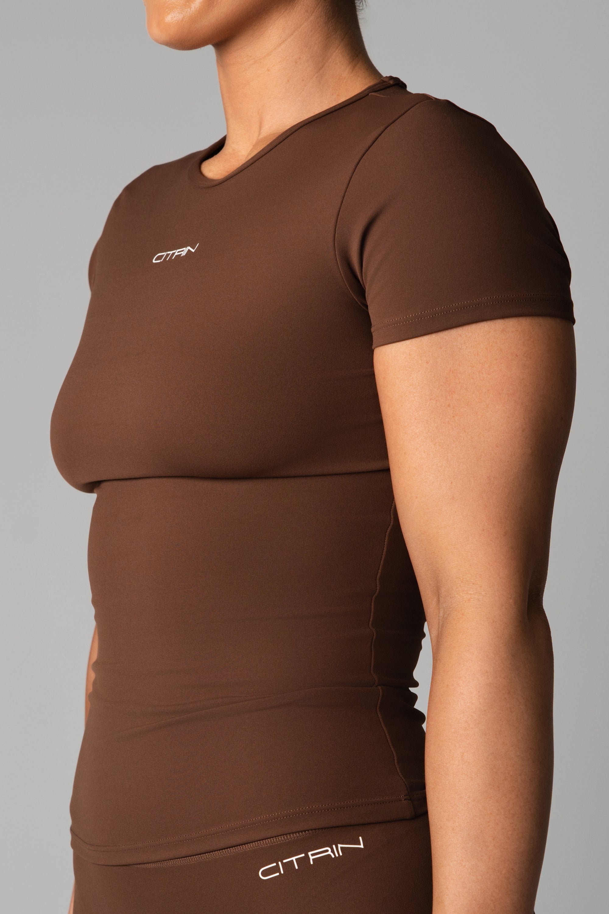 AURA FULL LENGTH FITTED T-SHIRT - BROWN