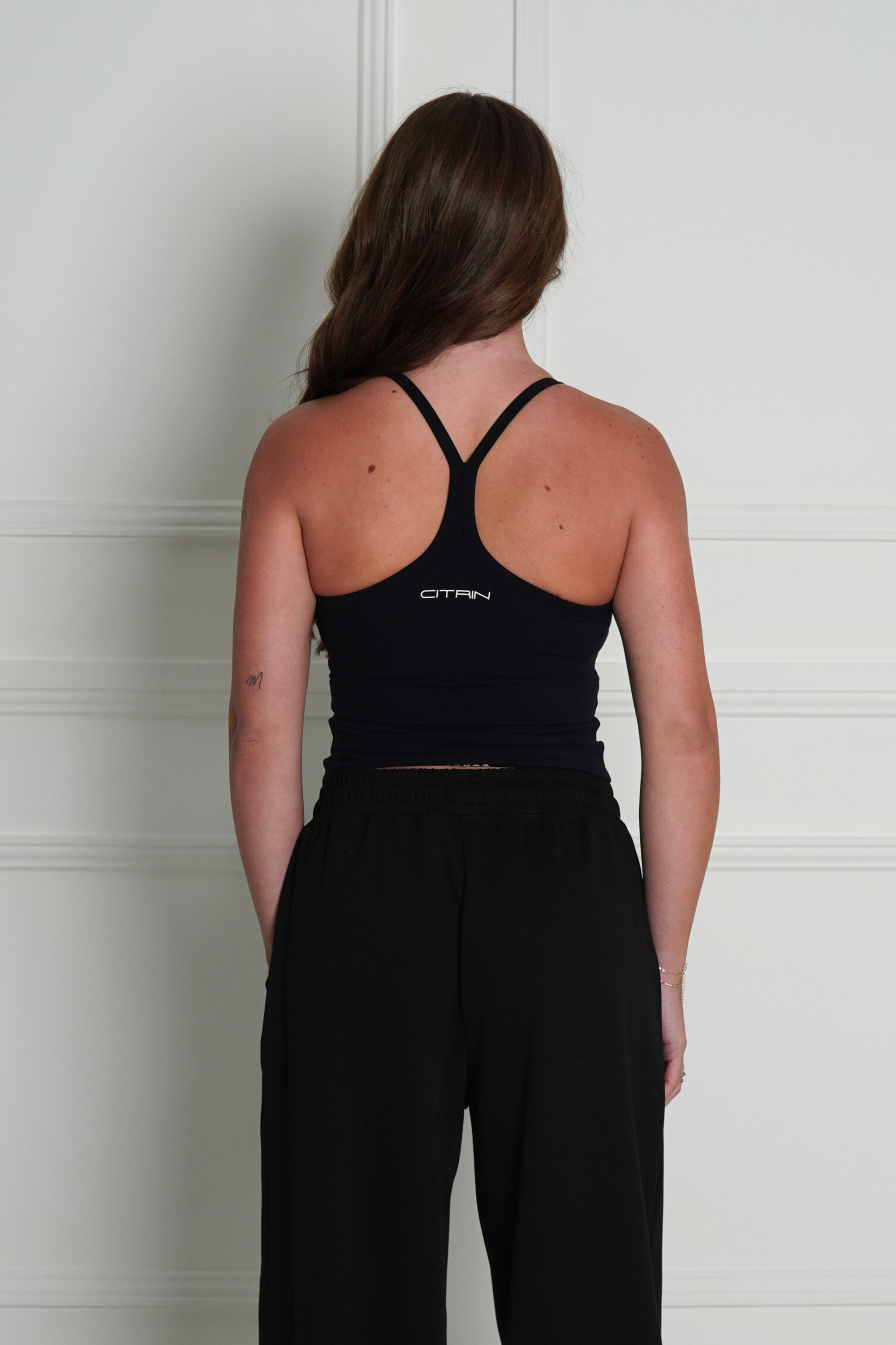 EVERYDAY ESSENTIALS CROPPED TANK - BLACK