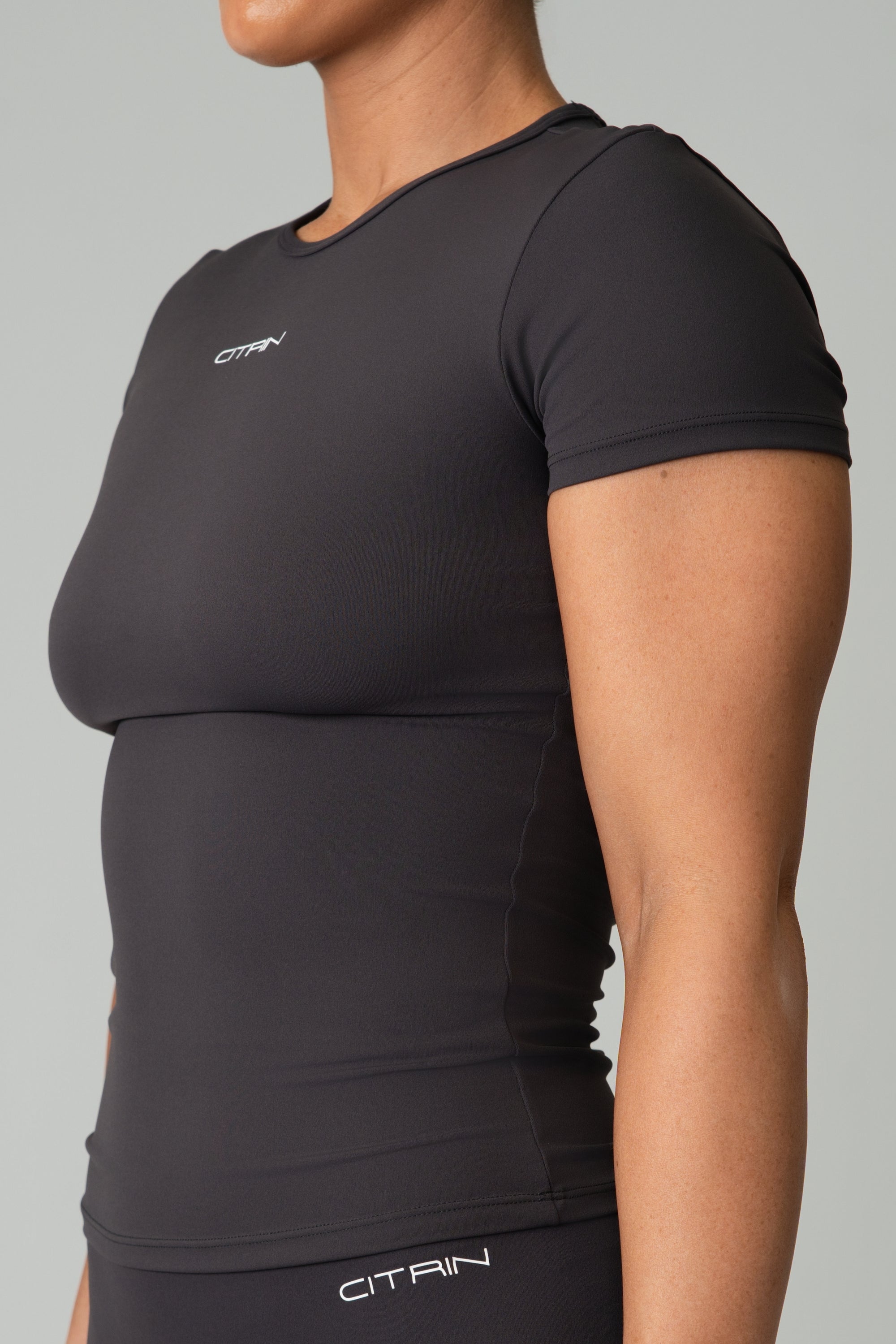 AURA FULL LENGTH FITTED T-SHIRT - DEEP GREY